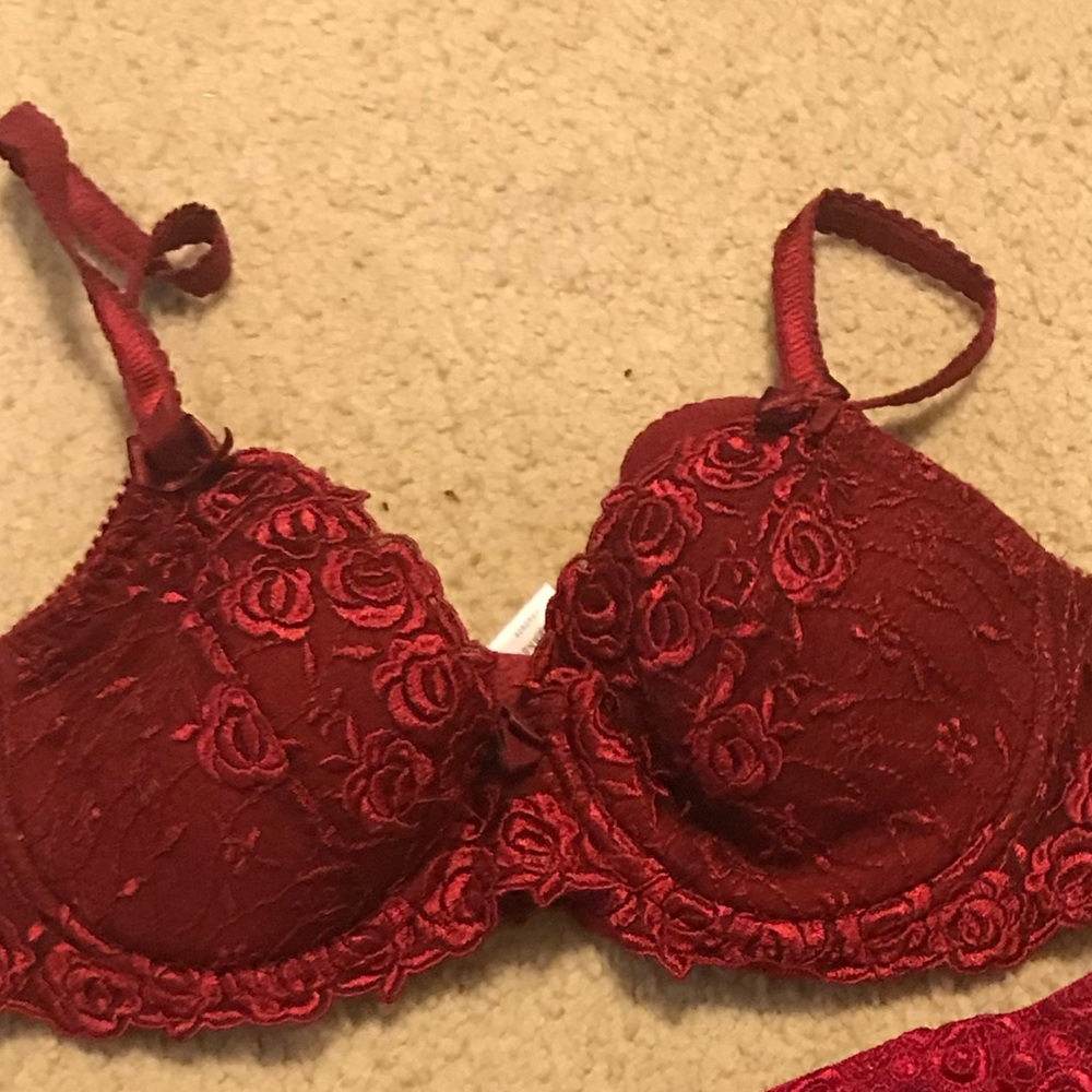 Lingerie - Picture 2 of 4